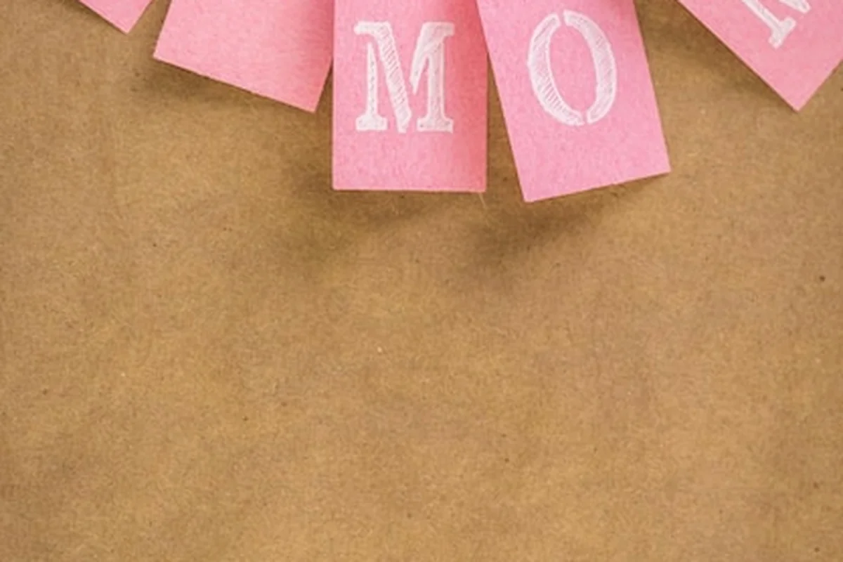 Kreatywne rzemiosło z papieru z recyklingu na Dzień Matki