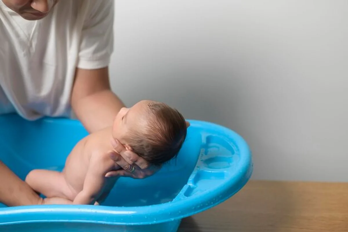 Noworodek po kąpieli z rodzicami w koncepcji miłości