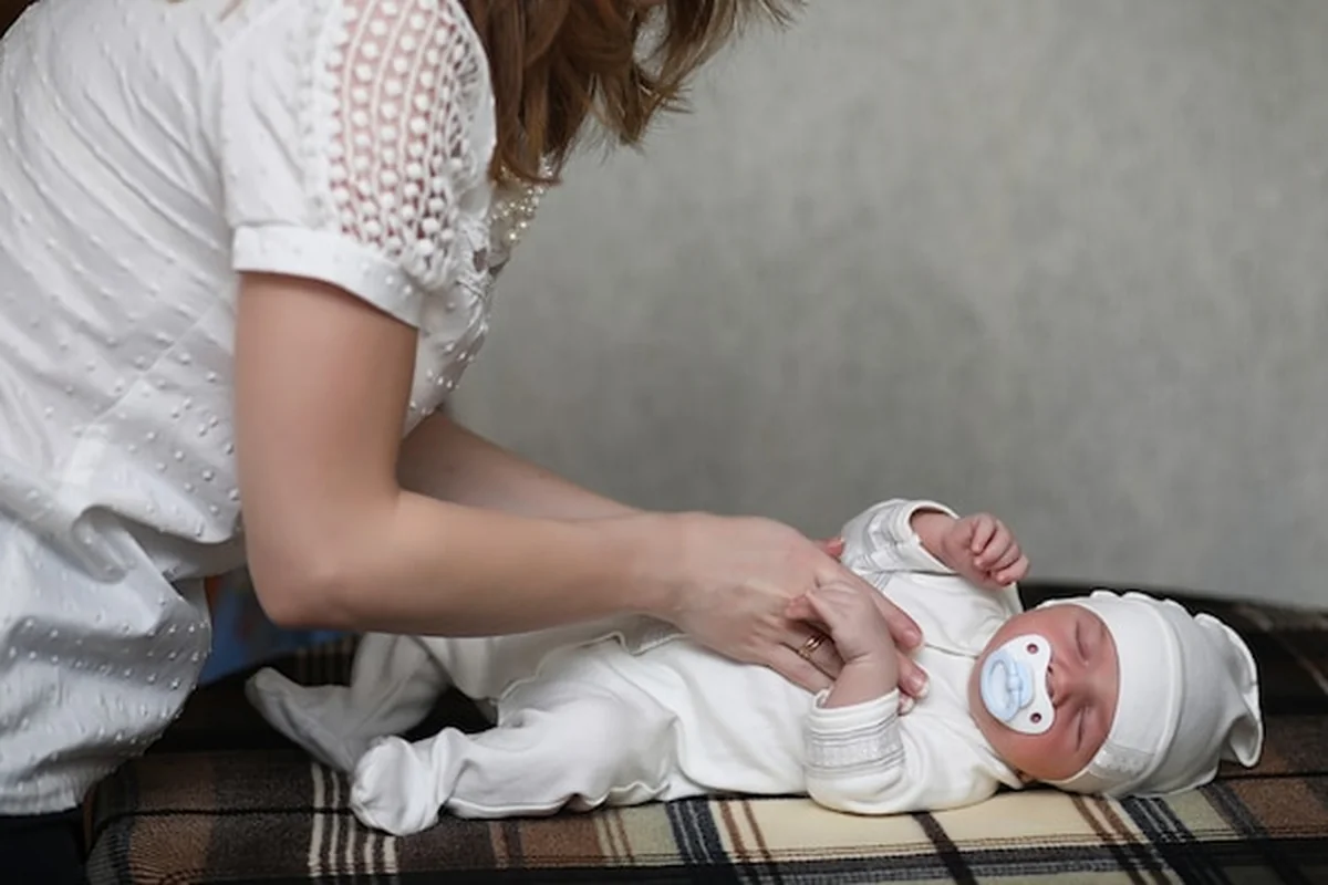 Noworodek leżący na kocu i śpiący