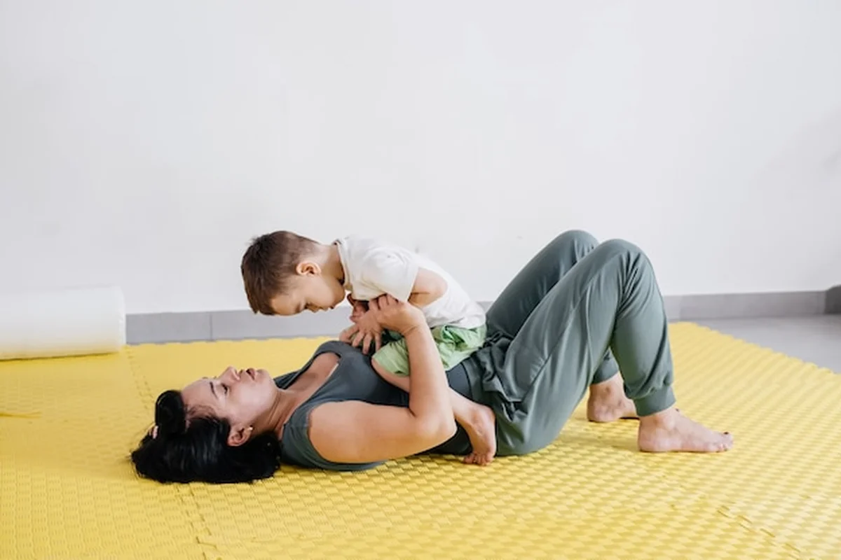 Matka ćwicząca z niepełnosprawnym chłopcem