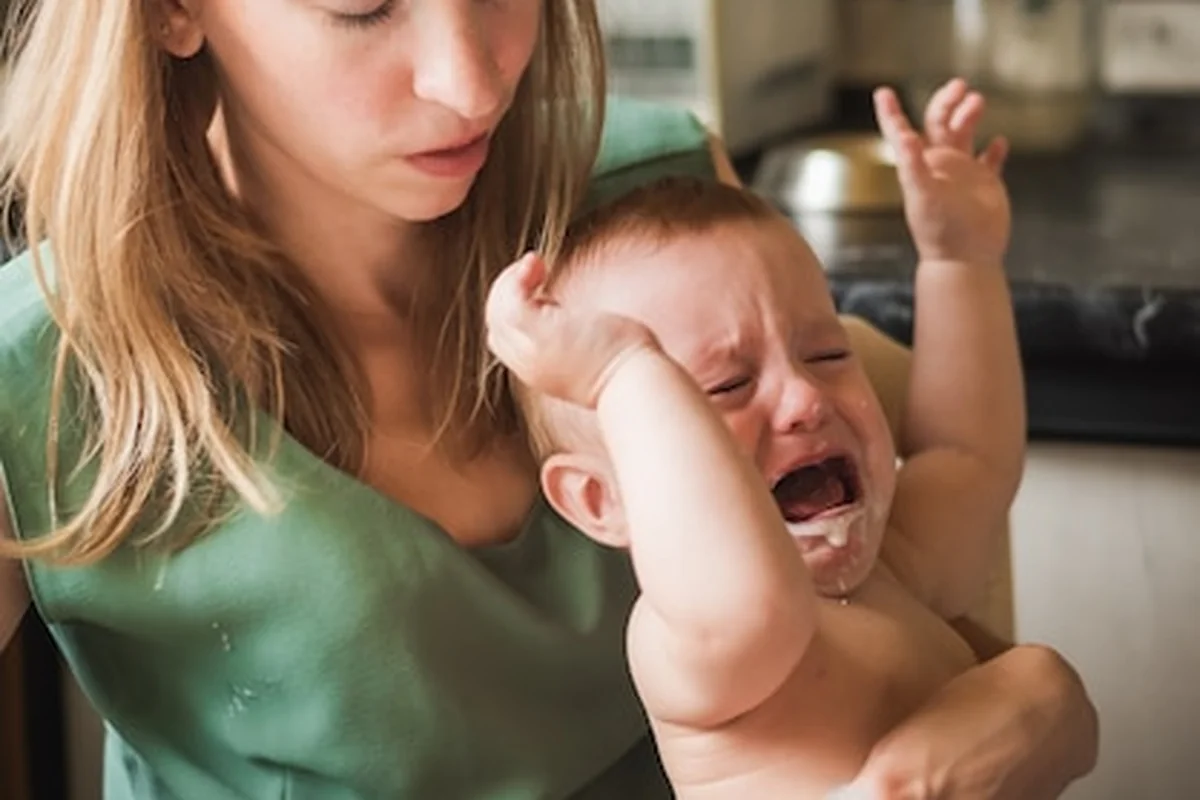 Dziecko płacze przy miseczce owsianki mlecznej