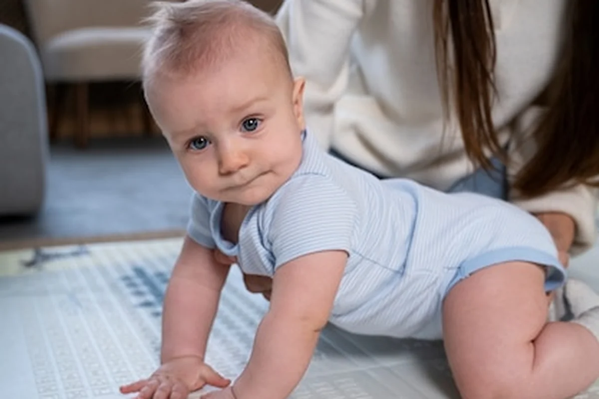 Dziecko raczkujące i uczące się chodzić