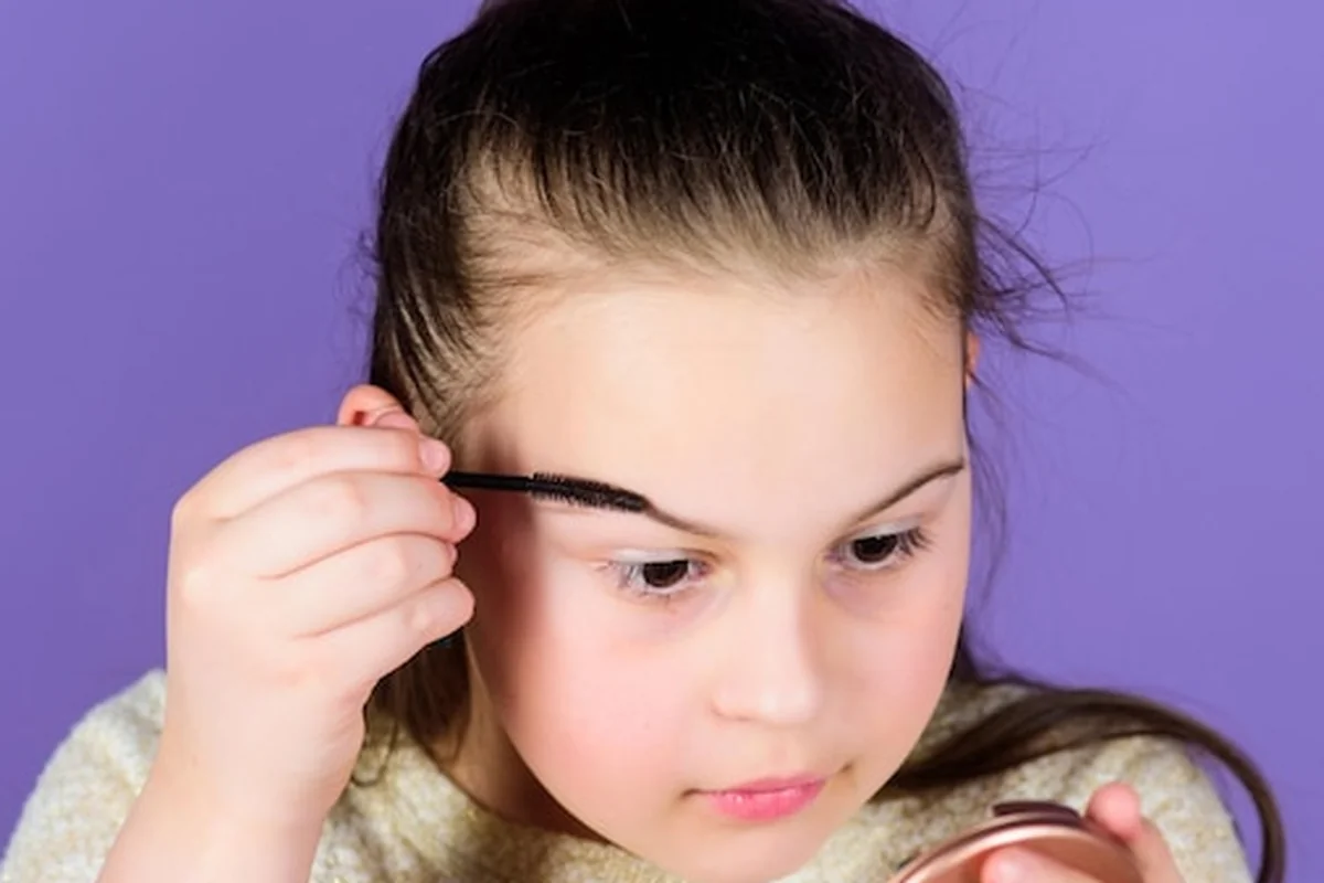 Dziewczynka w salonie kosmetycznym z makijażem na twarzy