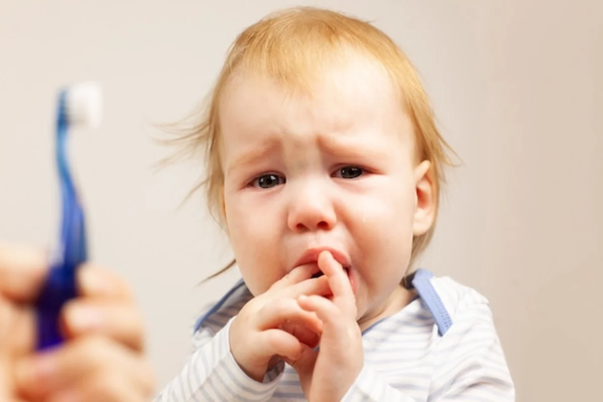 Nieszczęśliwe dziecko nie chce myć zębów