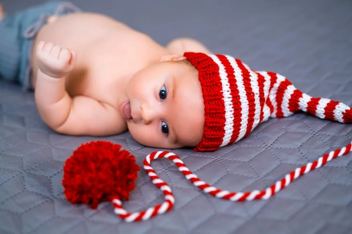 Noworodek w czapeczce z dzianiny