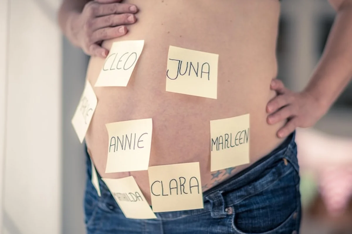 Ciężarna kobieta trzymająca tekst w środkowym odcinku ciała