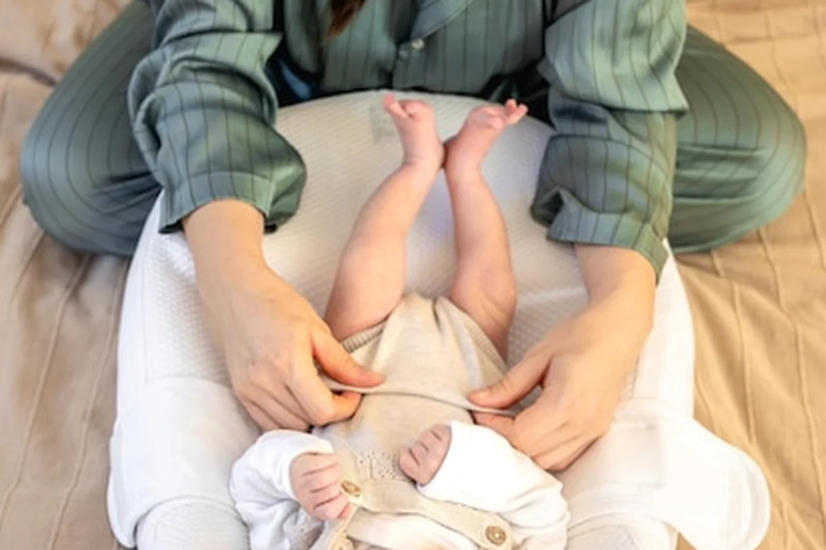 Młoda matka trzymająca nowo narodzone dziecko