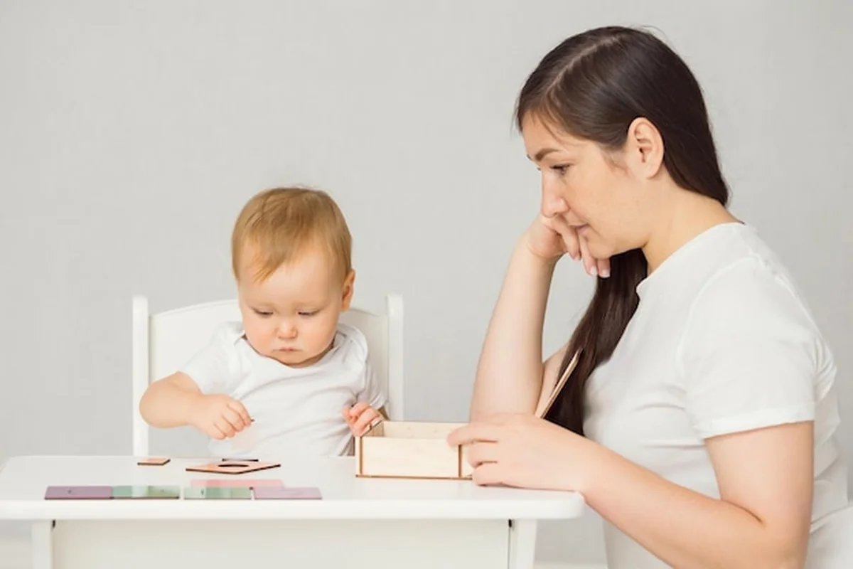 Matka i dziecko grają w grę edukacyjną w salonie