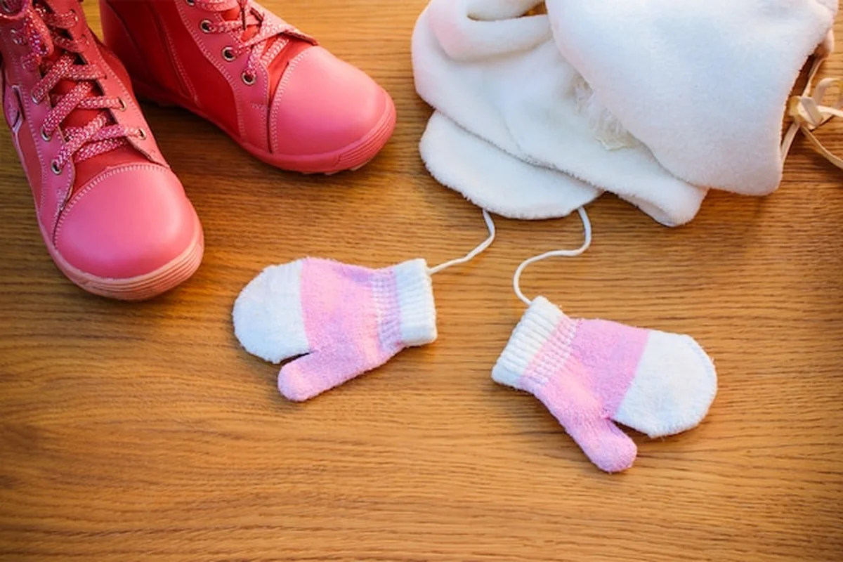 Zimowe ubrania dla dzieci: czapka, szalik, rękawiczki, buty