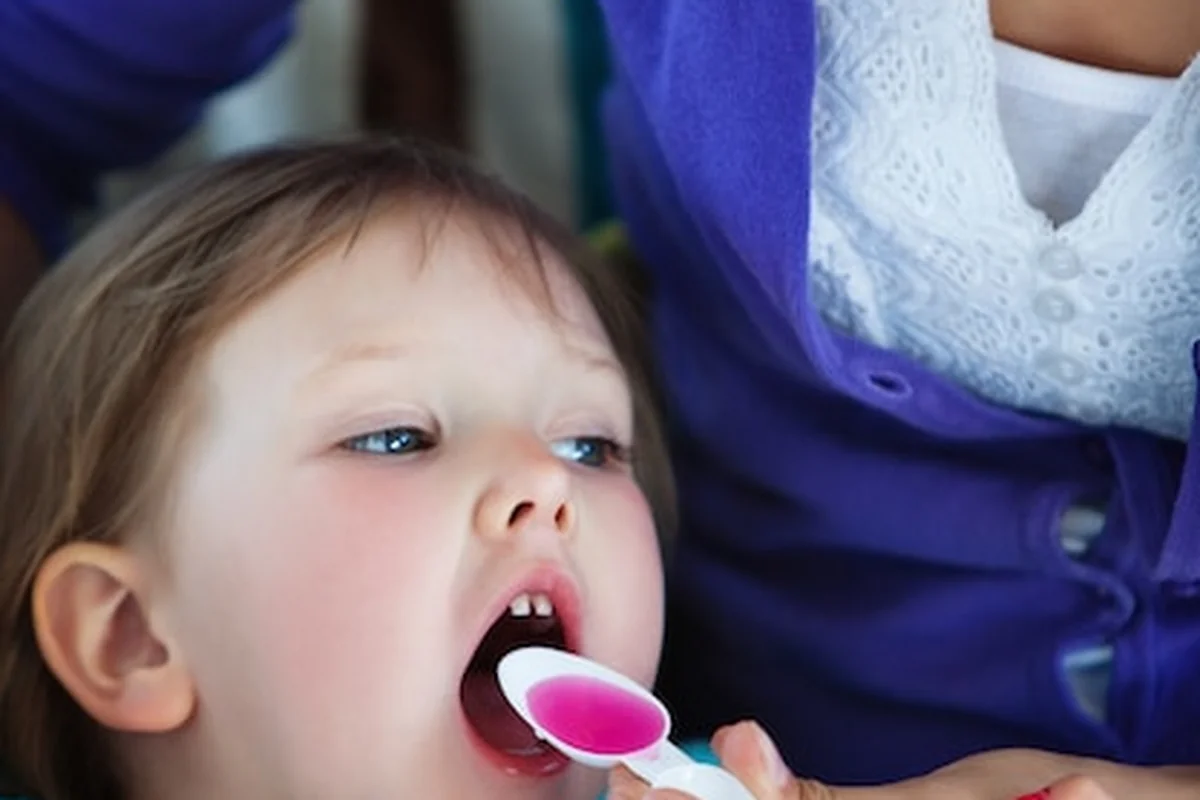 Chore dziecko leżące na kanapie