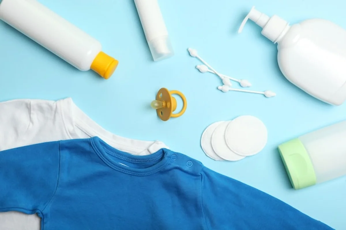 Produkty do pielęgnacji niemowląt na stole