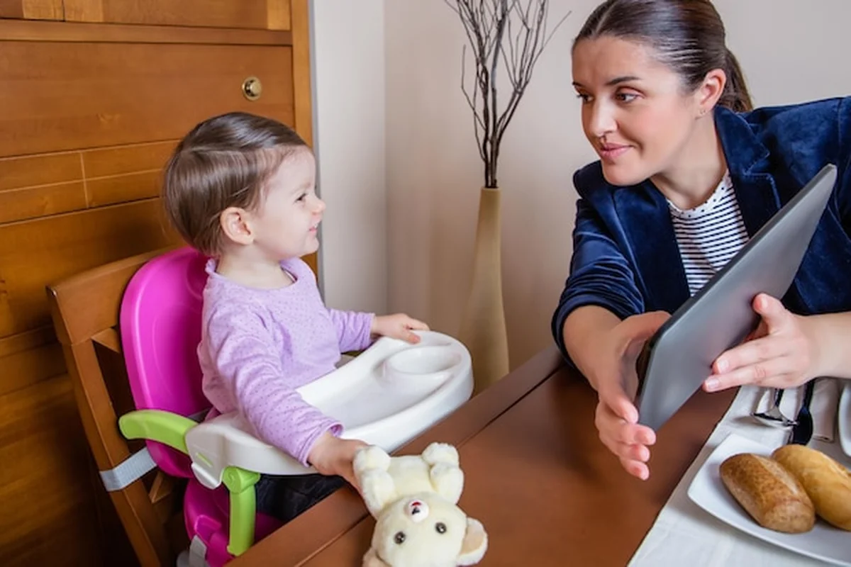 Matka pokazująca cyfrową tabletkę dziewczynce w domu