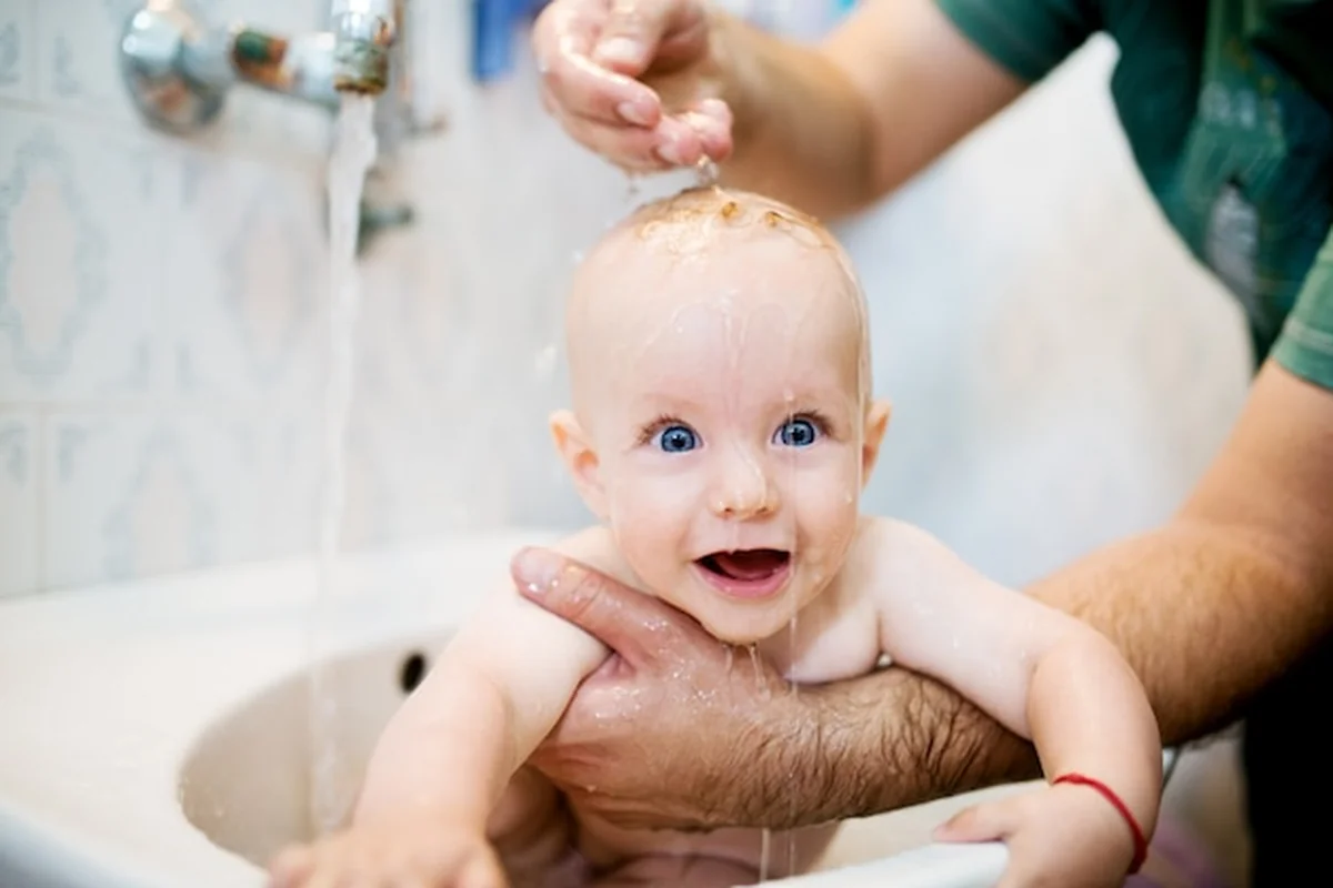 Szczęśliwe niemowlę w wannie podczas kąpieli