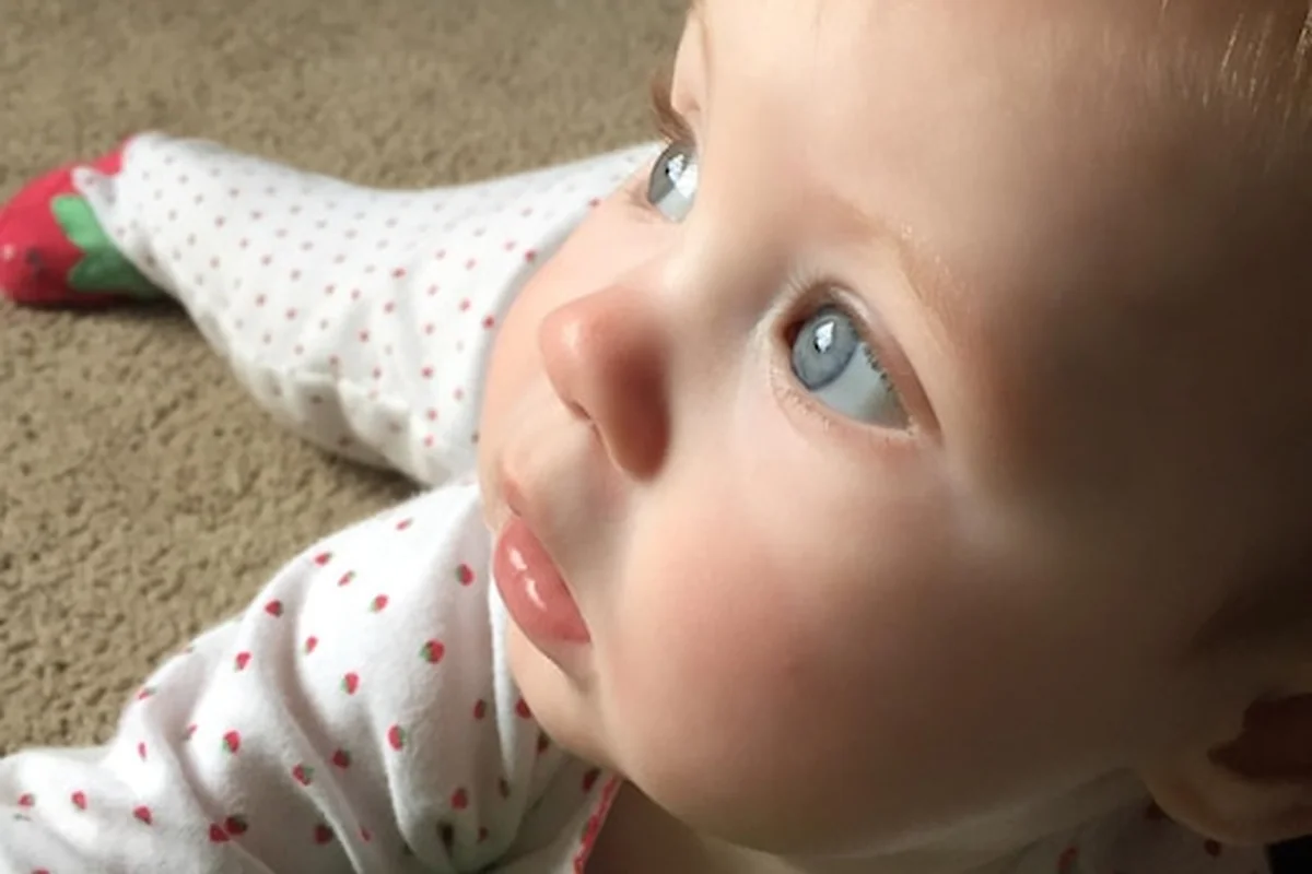 Dziecko odpoczywa na dywanie w domu