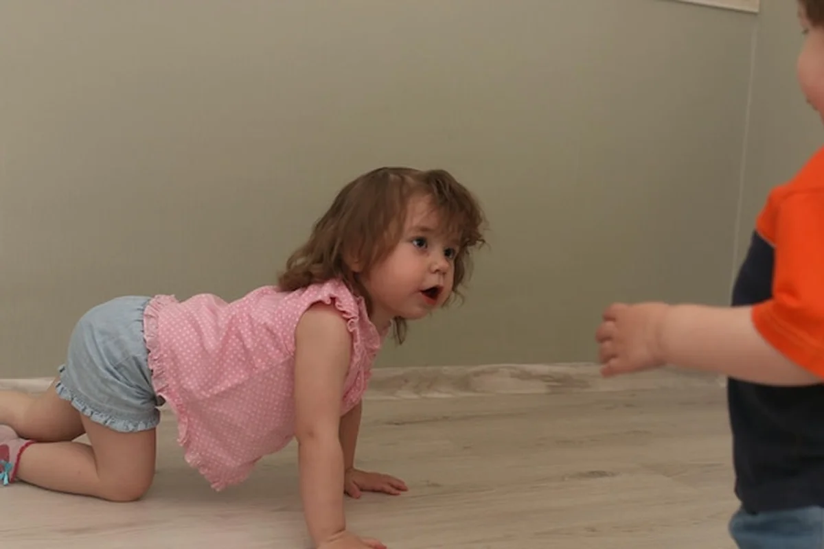 Małe dzieci bawiące się na podłodze w pokoju